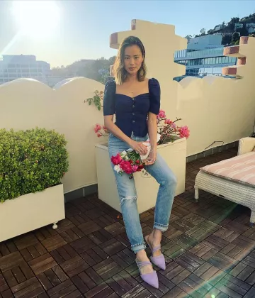 Aritzia Wilfred Janine Top en Navy usado por Jamie Chung Instagram marzo 12, 2020
