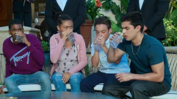 Tommy Hilfiger Signature Crew Neck Sweatshirt en violet porté par Jamal Turner (Brett Gris) comme on le voit Sur Mon Bloc (S03E01)