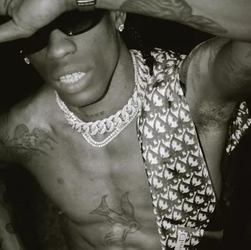 La bufanda monograma de Dior que lució Travis Scott en su cuenta de Instagram @travisscott 