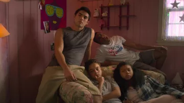 Champion débardeur Gris porté par Cesar Diaz (Diego Tinoco) Sur Mon Bloc (S03E02)