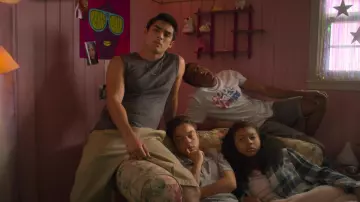 Champion débardeur Gris porté par Cesar Diaz (Diego Tinoco) Sur Mon Bloc (S03E02)