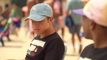 Guess denim hat cap porté par Ruby Martinez (Jason Genao) Sur Mon Bloc (S03E03)