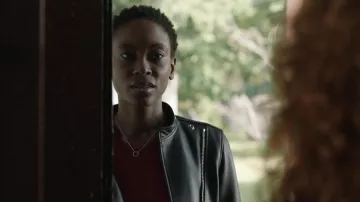 Chaqueta de cuero usada por Tara Coleman (Tracy Ifeachor) como se ve en Treadstone (S01E01)