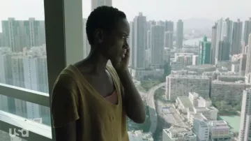 Camiseta V Neck Yellow usada por Tara Coleman (Tracy Ifeachor) como se ve en Treadstone (Temporada 1)