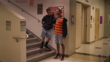 Nike Air Jordan 1 les sneakers porté par Jamal Turner (Brett Gris) Sur Mon Bloc (S03E02)