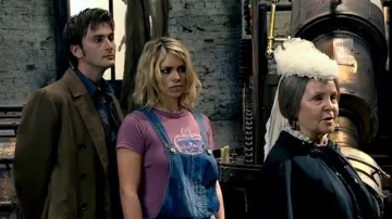 Camiseta Crown en rosa usada por Rose Tyler (Billie Piper) en Doctor Who (S02E02)