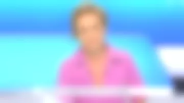 La combinaison ceinturée lilas de Caroline Roux dans C dans l'air le 18.03.2020