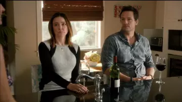 Le pull bleu et gris porté par Ellie Torres Christa Miller dans la série Cougar Town (S05E05)