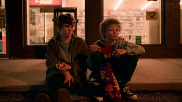 Velours côtelé veste portée par Sydney (Sophia Lillis) comme vu dans je ne Suis Pas d'Accord avec Cela (S01E01)