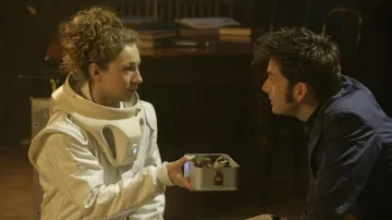 Lonchera de metal utilizada por River Song (Alex Kingston) en Doctor Who (S04E08)