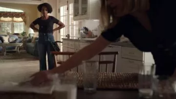 Cropped Flare Jeans worn by Mia Warren (Kerry Washington) in Little Fires Everywhere Season 1 Episode 1