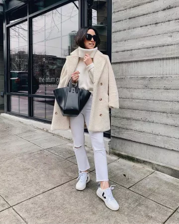 Suéter Blanco de Crystalin Da Silva en la cuenta de Instagram @crystalinmarie