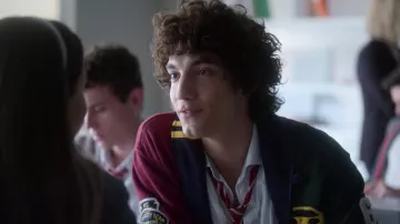 The jacket vest bordeaux and green patch Ralph Lauren worn by Valerio (Jorge López) in Elite (S03E05)