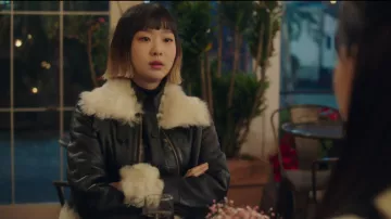 Black Leather Fur Col­lar Jack­et worn by Jo Yi Seo (Kim Da-mi) in Itaewon Class Season 1 Episode 8
