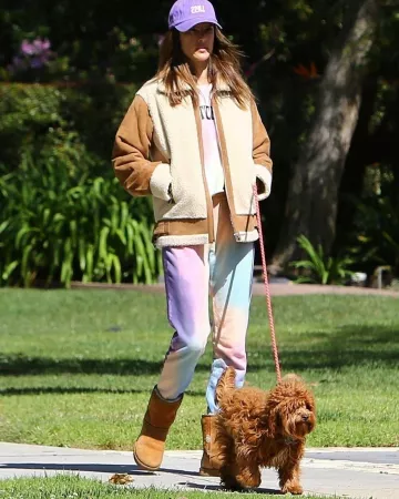 Sudadera Mother Mystical Af the Champ usada por Alessandra Ambrosio Santa Mónica 17 de marzo de 2020