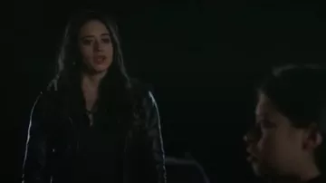 Chaqueta de cuero con capucha usada por Liz Ortecho (Jeanine Mason) Roswell, Nuevo México Temporada 2 Episodio 1