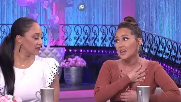 Sandro Trimmed Branded Press Sweater usado por Adrienne Bailon en The Real (2013) 13 de marzo de 2020