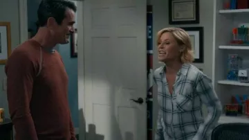 Blanc Blush Bleu porté par Claire Dunphy (Julie Bowen) dans Modern Family Saison 11 Épisode 15