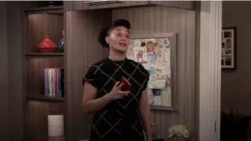Noir Carreau de la fenêtre du Haut porté par arc-en-ciel Johnson (Tracee Ellis Ross), en black-ish Saison 6 Épisode 18