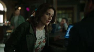 White Lips Print Tee worn by Dex Parios (Cobie Smulders) in Stumptown Season 1 Episode 17