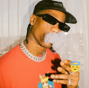 The necklace, a diamond worn by Travis Scott on his account Instagram @travisscott