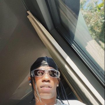 The scarf durag black worn by Travis Scott on his account Instagram @travisscott