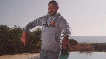 Le sweatshirt gris à capuche Ellesse de Kliff dans le clip Poropop de Naps feat. Soolking & Kliff