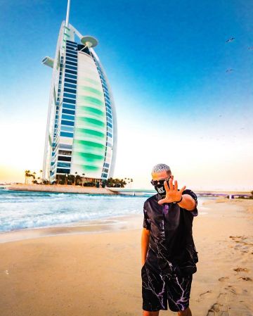 Mask Pardon My French worn by DJ Snake on the account Instagram of @djsnake