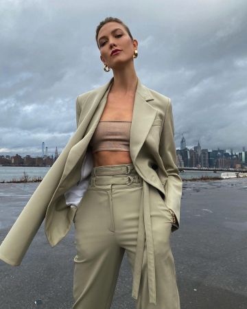 Haut-lieu du D-anneau de ceinture de mélange de la laine pantalon porté par Karlie Kloss sur le Instagram account @karliekloss