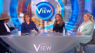 Alice + Olivia Den­ny Notch Col­lar Blaz­er worn by Meghan McCain on The View March 13, 2020