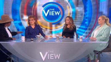 Alice + Olivia Stacey Slim An­kle Pant worn by Meghan McCain on The View March 13, 2020