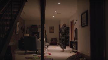 The combination of loose long black white stripes Anne Carlson (Danielle Kind) in Workin' Moms (S03E09)