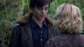 Denim Snap Shirt porté par Harvey Kinkle (Ross Lynch) de Refroidissement des Aventures de Sabrina (S01E03)