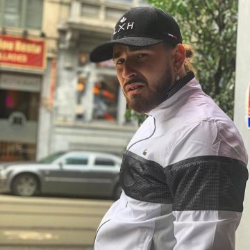 The set of tracksuit sport tennis two materials black-and-white Lacoste worn by SCH (Julian Schwarzer) on the account Instagram of @sch