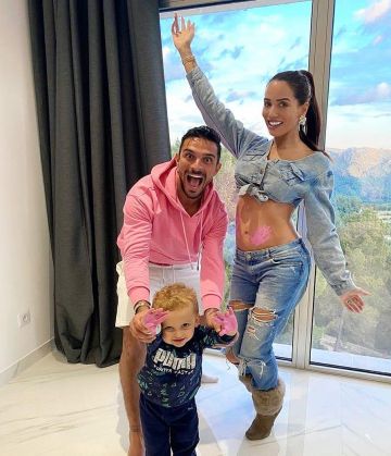 The sweat pink hoodie worn by Julien Tanti account on the Instagram of @julientantiplein