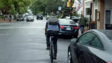 La mochila que lleva Jack Ryan (John Krasinski) en Jack Ryan (S01E01)