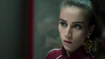 Gold dragons earrings worn by Rebeca (Claudia Salas) as seen in Elite (S03E05)