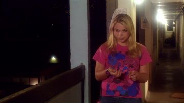 Rose Floral de T-Shirt de Rose Tyler (Billie Piper) dans Doctor Who (S01E04)