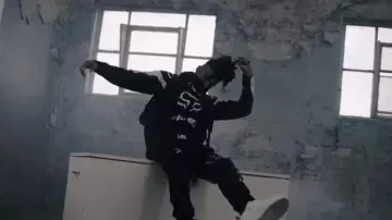Le veston tactique porté par Scarlxrd dans son clip HEAD GXNE. 