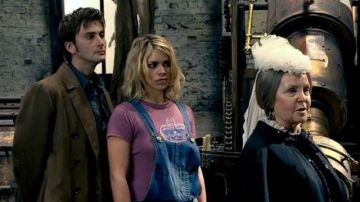 Camisa de la corona de Rose Tyler (Billie Piper) en Doctor Who (S02E02)