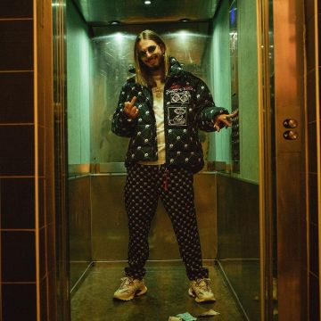 Sneakers TRACK white and orange Balenciaga worn by SCH (Julian Schwarzer) on the account Instagram of @sch