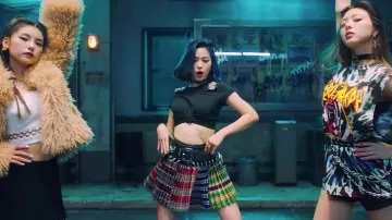 Plissée jupe écossaise de Ryujin dans ITZY "WANNABE" M/V