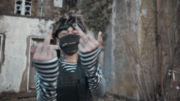 The black mask with zip worn by Scarlxrd in his clip BANDS