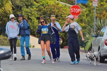 D. A. R. E Résister tee porté par Ashley Benson Los Angeles le 17 Mars 2020