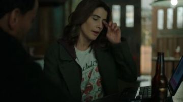 White Print T-shirt worn by Dex Parios (Cobie Smulders) in Stumptown Season 1 Episode 17