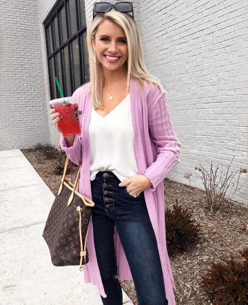 Long Cardigan Pink de Ali Smith en la cuenta de Instagram @alismithstyle