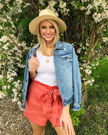 Belted Short Red de Ali Smith en la cuenta de Instagram @alismithstyle