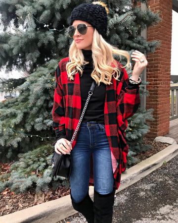 Ribbed Turtleneck Top Black de Ali Smith en la cuenta de Instagram @alismithstyle