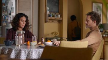 The sweater collar beige of Samuel Chardeau (Axel Kiener) in Tomorrow belongs to us Season 1 Episode 686