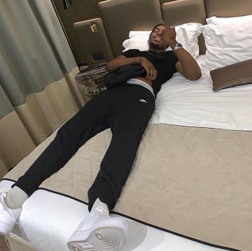 Air Force One blanches portées par Kaza sur le compte Instagram de @kazatony_ 